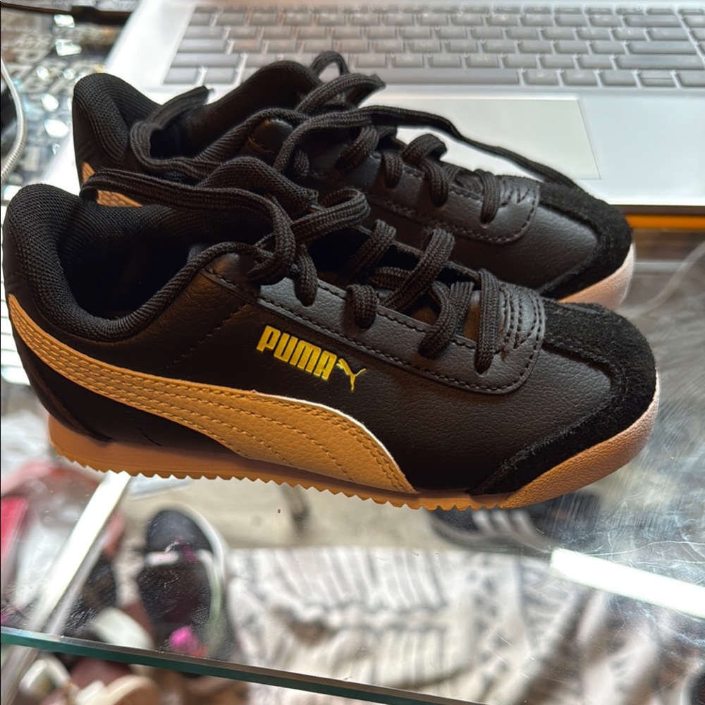 Puma Black and white Sneakers Classic Design